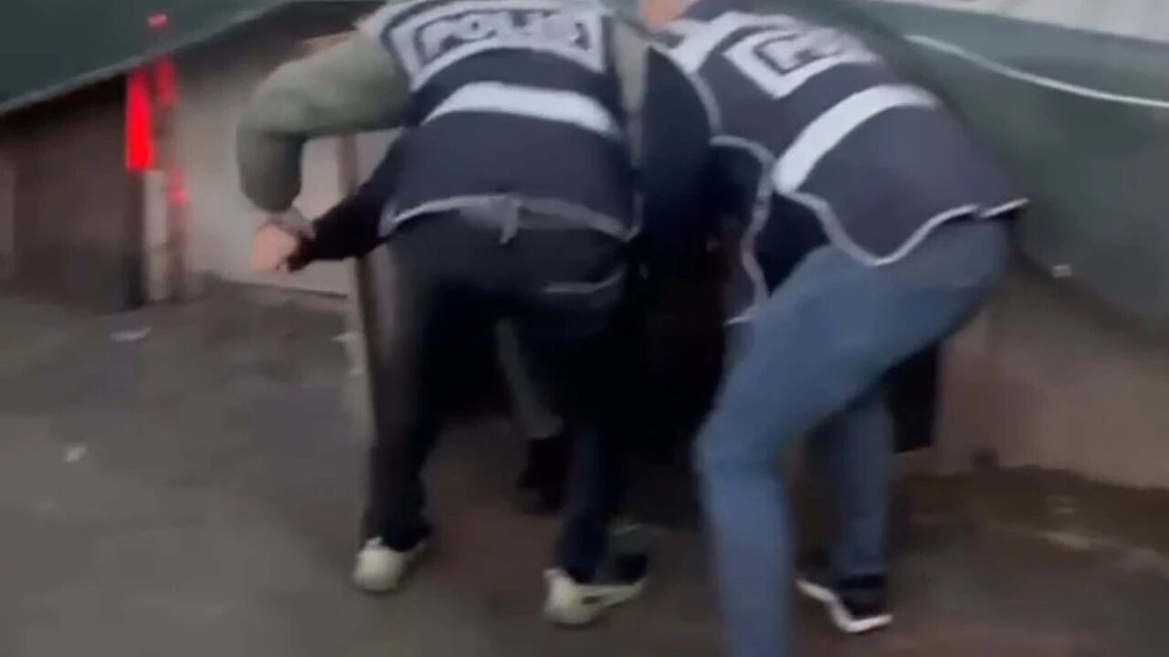 Polisten Kaçtı, Kümese Sığındı: Bir "Öksürük" Her Şeyi Bitirdi! Firari Suçlu Kümeste Yakalandı