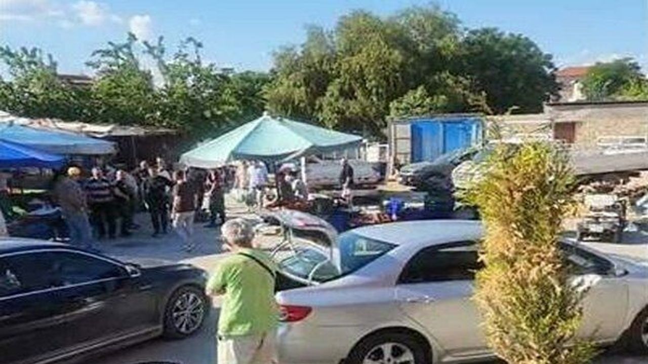 İzmir Yenifoça'da pazar yerinde kavga: Havaya ateş açtı!