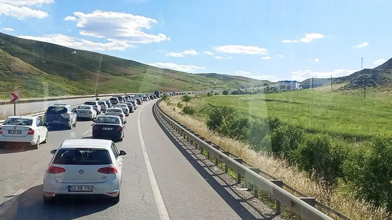 Bayram sonrası İzmir güzergahında trafik yoğunluğu: Yollar tamamen kilitlendi!
