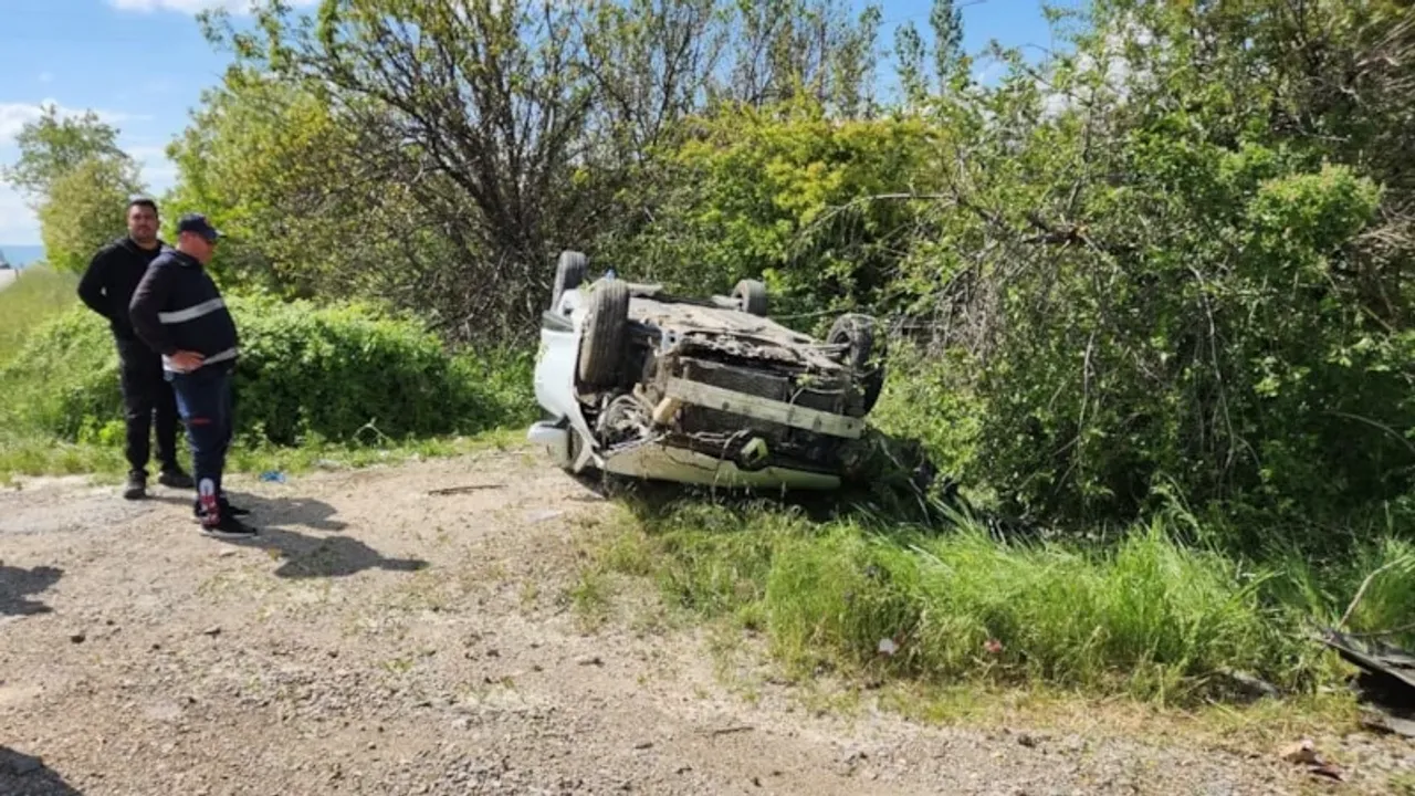 Afyonkarahisar'da otomobil şarampole devrildi. Yaralılar var!