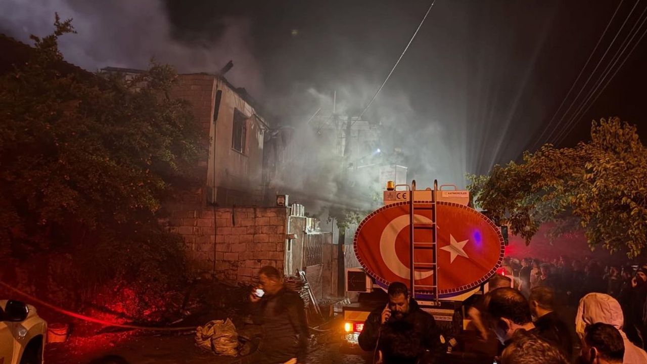 Aydın'da 2 katlı evde yangın: Küle döndü!
