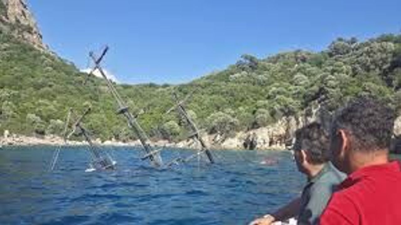 Muğla Marmaris'te 148 kişinin olduğu tur teknesi battı!