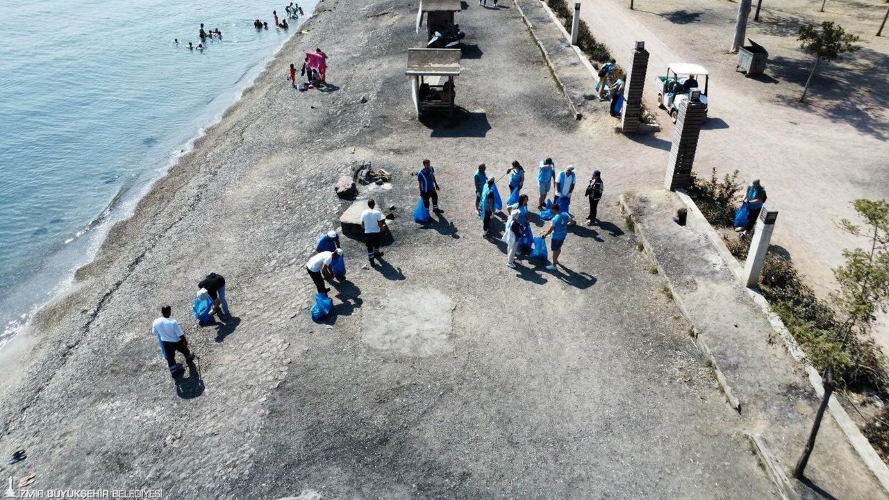 İzmir'de parklar gönüllülerle temizleniyor!
