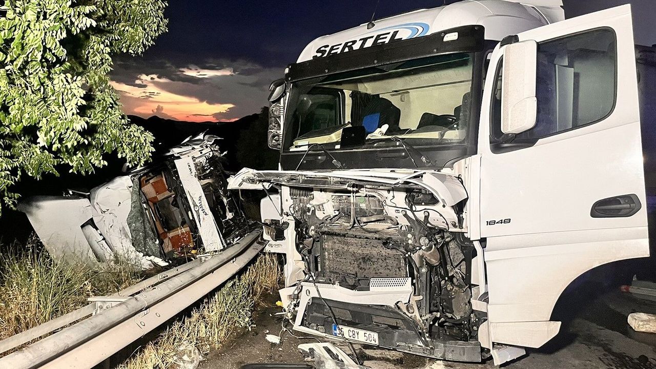 Manisa'da iki tır çarpıştı: 1'i ağır 2 yaralı var!