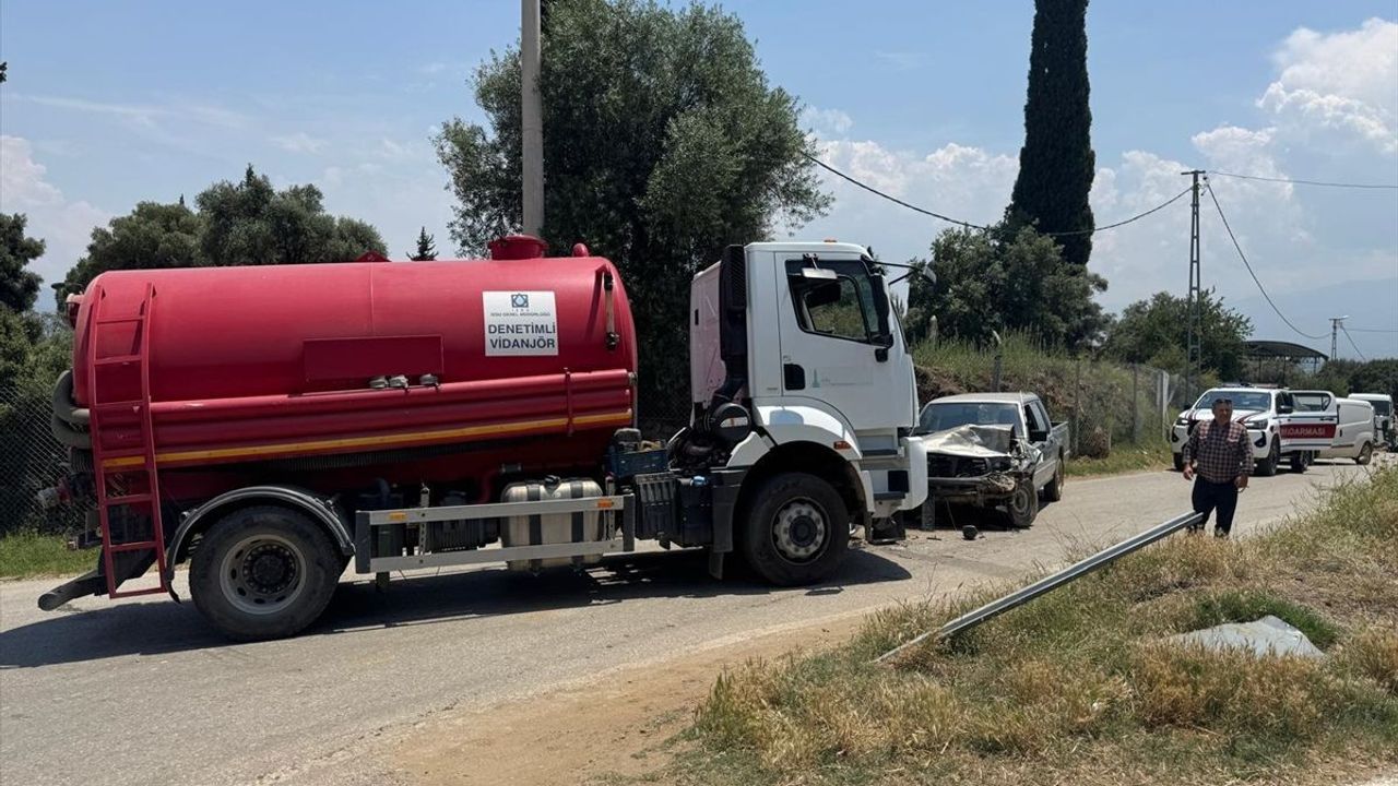 İzmir Ödemiş'te kaza: Vidanjörle otomobil çarpıştı