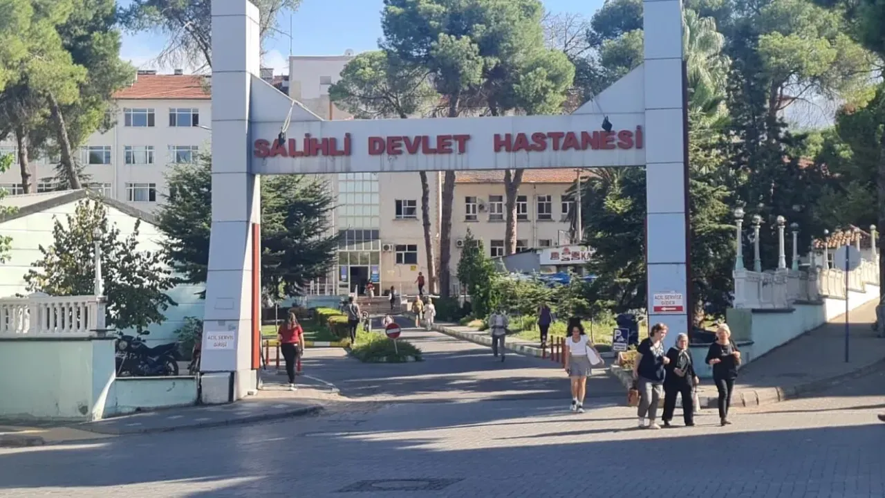 Manisa Salihli'de asma tavan çöktü: Yaralılar var!