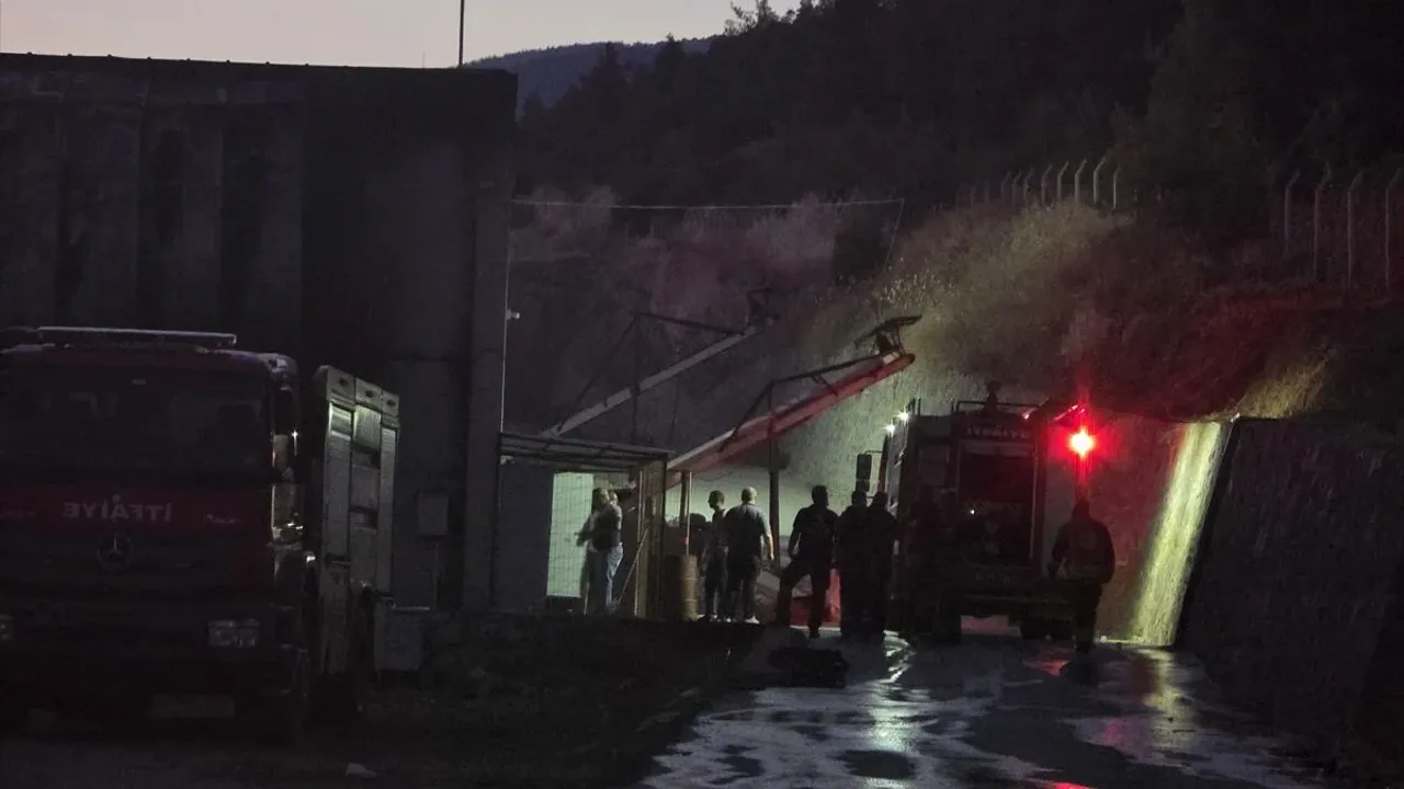 Gündem manisa turgutlu'da yumurta tesisinde yangın: ekipler sevk edildi! 2026 manisa da yumurta uretim tesisinde cikan yang 20117804 amp gündem iustitia. Bg yangın, manisa'nın turgutlu ilçesinde akköy mahallesi'ndeki yumurta üretim tesisinin kuluçka bölümünde... Iustitia. Bg manisa turgutlu'da yumurta tesisinde yangın: ekipler sevk edildi! 2026 2026-08-04 20:57:00 adalet - iustitia. Bg gündem