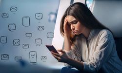 Telefon bağımlılığına dikkat: Erken yaşta boynunuz kırışabilir!