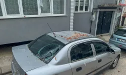 Uşak'ta fırtına hayatı felç etti: Evlerin çatısı uçtu, araçlar hasar gördü!
