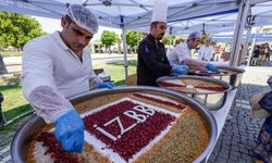 İzmir'de belediyeden aşure ikramı: 11 bin kişiye aşure dağıtıldı!