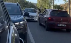 İzmir Foça'da trafikte tartışma: Araçtan inen kadın sürücü otomobili tekmeledi!