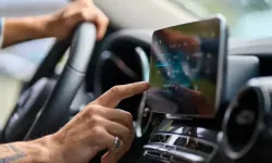 Araç sahipleri dikkat: Telefon tutucular ve multimedya sistemleri için kural belli oldu!