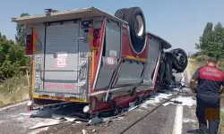 İzmir Bergama’da kazaya giden itfaiye aracı devrildi: 2 yaralı yaralı var!
