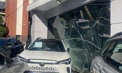 İzmir Bornova'da kaza: Tırın çarptığı otomobil galeriye girdi!