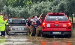 Manisa Salihli'de sel: Evleri su bastı, ağaçlar devrildi, sokaklar göle döndü!