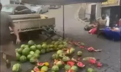 Aydın'da pazarda yol çalışması: Sürücü karpuzları ezdi!