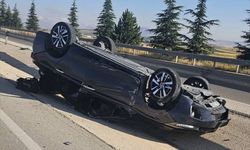 Afyonkarahisar'da otomobil refüje devrildi: 5'i çocuk 8 yaralı!