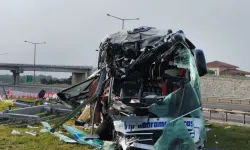 Feci kaza: Yolcu otobüsü dinlenme tesisi girişindeki tabelaya çarptı!