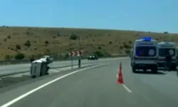 Afyonkarahisar'da otomobil refüje devrildi: Yaralılar var!