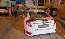 Uşak’ta otomobil yayalara çarptı: 1’ ağır 3 yaralı var!