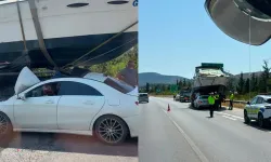İzmir-Çeşme Otoyolu’nda şaşırtan kaza: Otomobil teknenin altına girdi!
