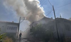 Uşak'ta evde korkutan yangın: Alevlere teslim oldu!