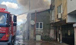 Manisa'da korkutan yangın: 3 ev küle döndü!