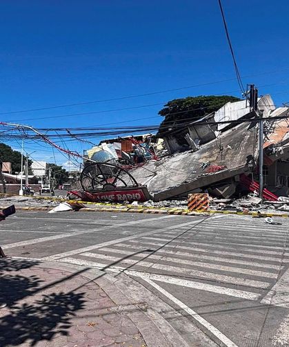 7.8 büyüklüğünde deprem oldu: Binalar yıkıldı!