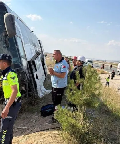 Yolcu otobüsü kaza yaptı: 44 kişi yaralandı!