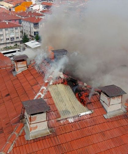 Kütahya'da binanın çatısına yıldırım düştü!