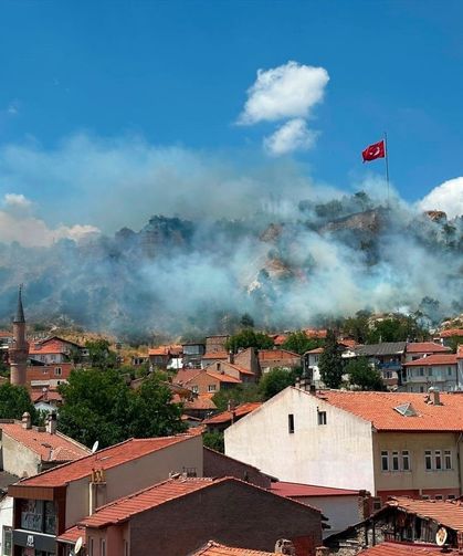 Kütahya Kalesi'nde korkutan yangın: Çok sayıda ekip sevk edildi!