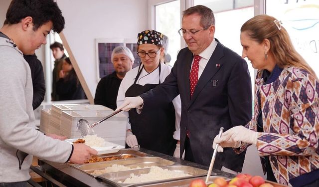 Ayvalık’ta Öğrencilere Büyük Destek: Kent Lokantasında 3 Çeşit Yemek Yine 30 TL