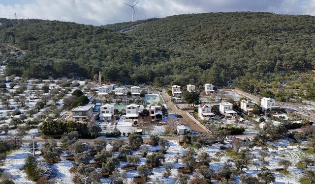 İzmir’de 2026’nın İlk Sürprizi! Uyandıklarında Her Yer Bembeyazdı: O İlçeler Kar Altında!