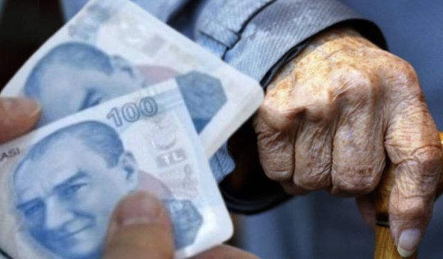 Emekliye Bayram Müjdesi Geliyor mu? Özgür Erdursun Rakam Verdi: İşte Masadaki Yeni İkramiye Tutarı!