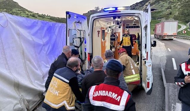 Manisa'da korkutan kaza: Kontrolden çıkan tır devrildi!