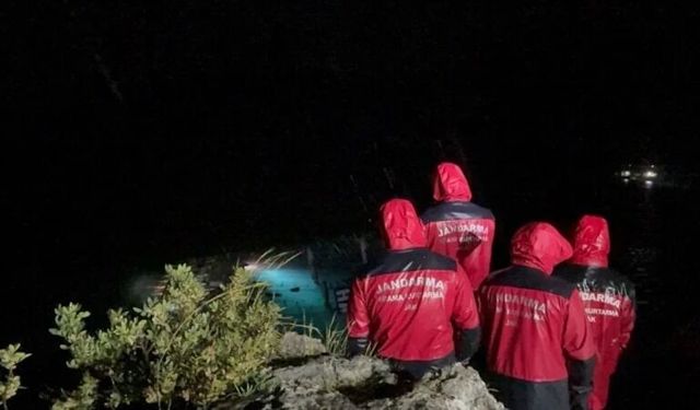 Ölüdeniz’de Fırtına Halatı Kopardı, Tur Teknesi Kayalıklarda Parçalandı! 6 Kişi Kurtarıldı, 1 Kişi Öldü