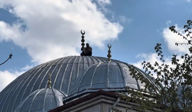 Cami Çatısında İntihar Girişimi! Polis Tam 2 Saat Dil Döktü: "Aşağı İniş Şekli Herkesi Şoke Etti"