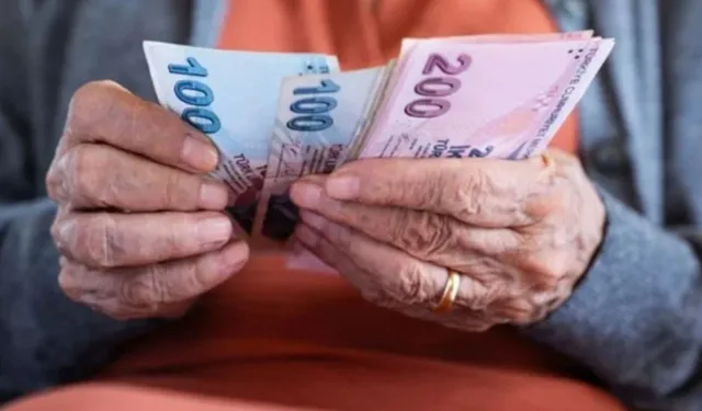 Emekli bayram ikramiyesi açıklandı: Hesaplara 4 bin TL yatacak!