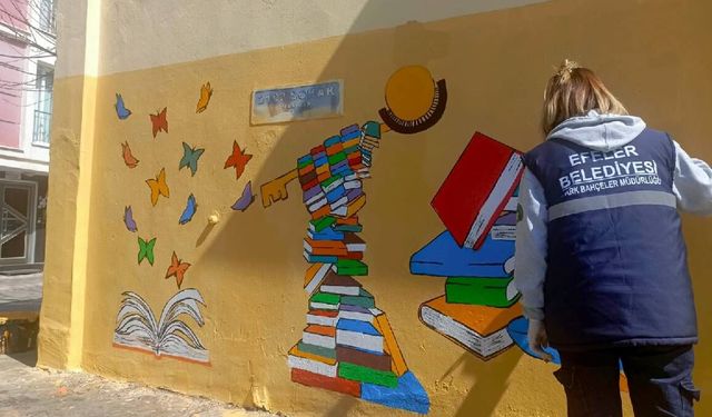 Efeler’de Görsel Şölen: Parklar Adeta Birer Sanat Galerisine Dönüştü!