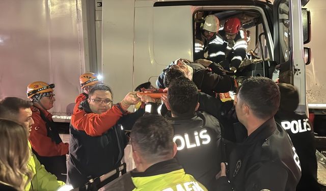 Kütahya'da TIR kazası: Kırmızı ışıkta bekleyen başka TIR'a çarptı!