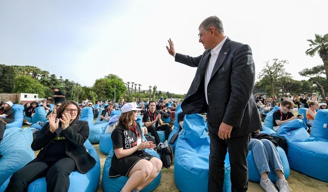 İzmir Büyükşehir Belediyesi’nden gençlere büyük destek!