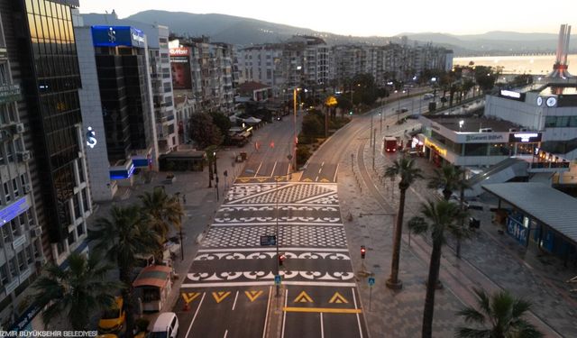 İzmir'de Karşıyaka Vapur İskelesi ve çarşı arasında yaya güvenliği için yeni platform!