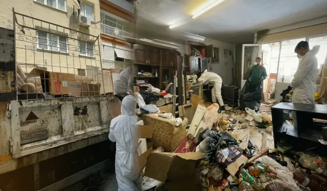 İzmir Konak'ta evden 10 ton çöp çıkarıldı!