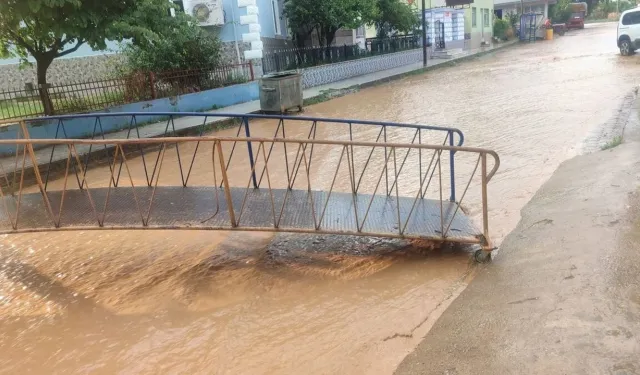 İzmir Ödemiş'te yollar göle döndü: Seyyar köprü kuruldu!