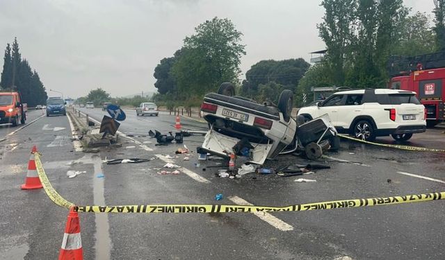 Aydın’da Korkunç Kaza: Otomobil Sinyalizasyon Direğine Çarpıp Takla Attı! Biri Bebek 6 Yaralı