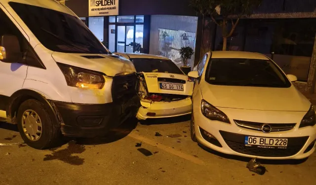 Manisa'da alkollü sürücü park halindeki 13 araca çarptı!