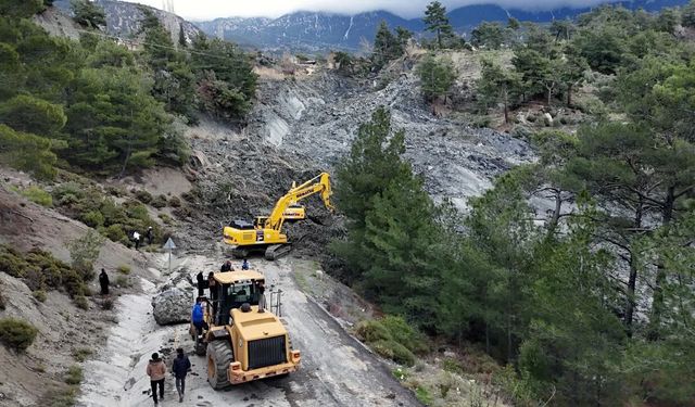 Manisa'da 3 Aylık Mağduriyet Sona Erdi: Heyelanla Kapanan Sülüklü Göl Yolu Açıldı!