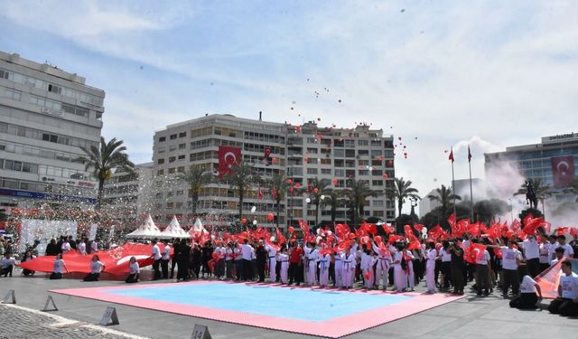 İzmir’de 19 Mayıs coşkusu: Bayram Cumhuriyet Meydanı’nda renkli gösterilerle kutlandı!