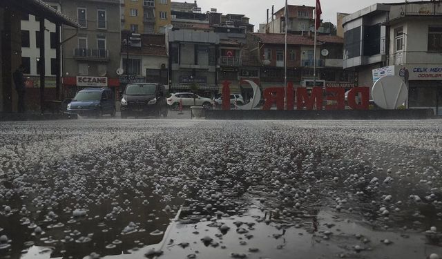 Manisa'da sağanak, dolu, fırtına: Evlerin çatısı uçtu!