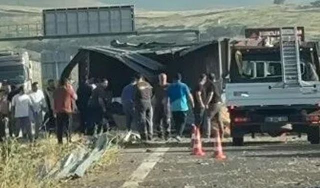 Çandarlı-İzmir Kuzey Ege Otoyolu’nda feci kaza: Dayı-yeğen hayatını kaybetti!
